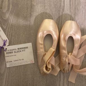 Hardly worn Gaynor Minden pointe shoes with ribbons & elastics